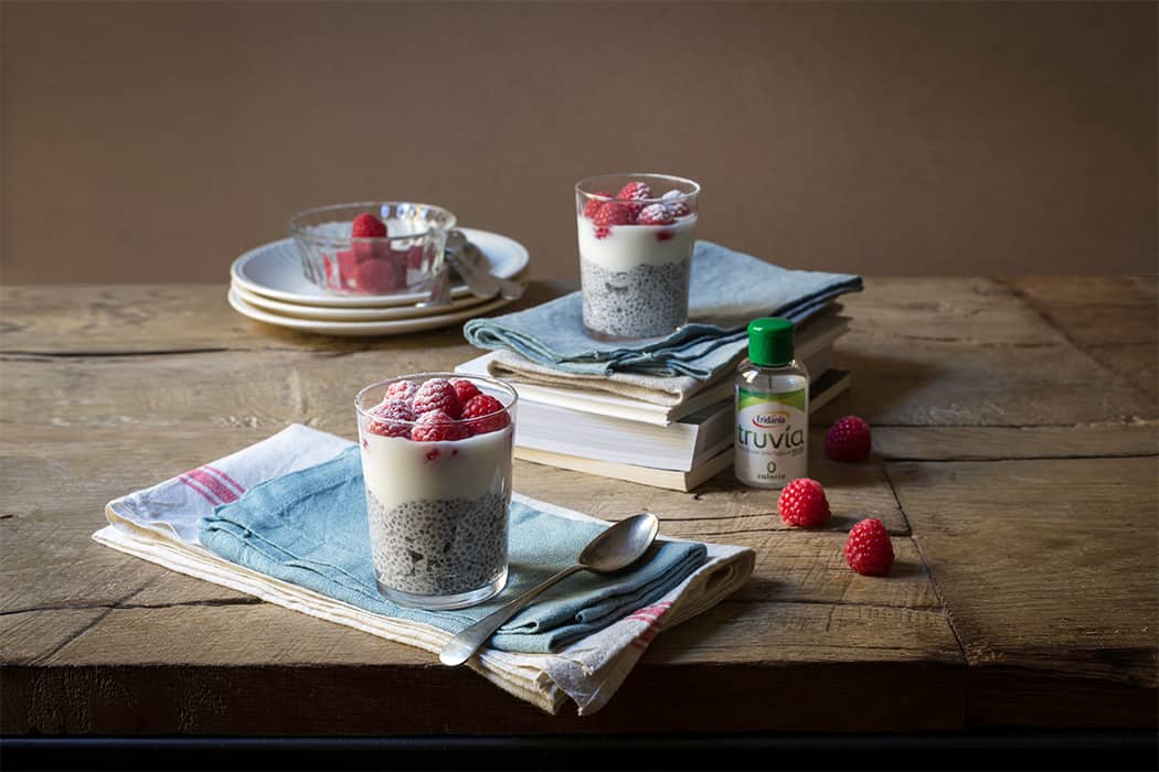 Pudding di latte di soia con semi di chia e lamponi