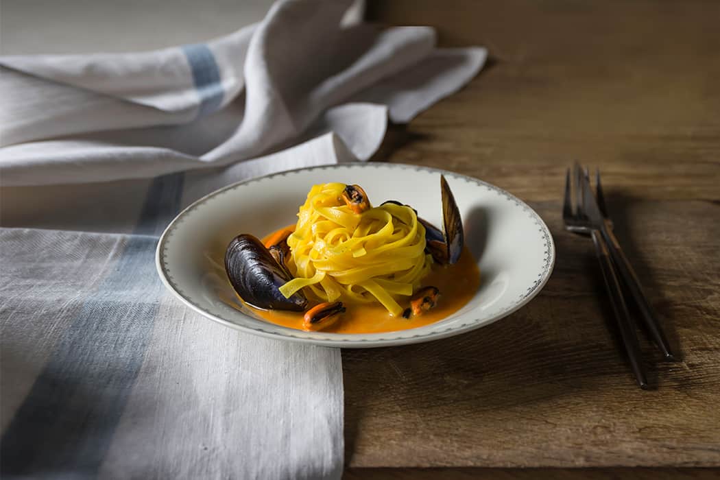 tagliatelle con crema di zucca cozze e zafferano