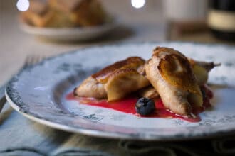 ricetta quaglie in crosta di patate con salsa ai frutti di bosco