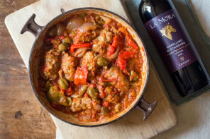 Salsiccia in umido con olive e peperoni ricetta facile