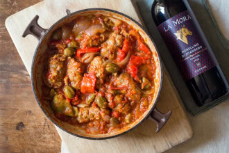 Salsiccia in umido con olive e peperoni ricetta facile